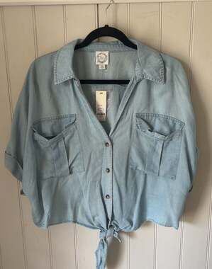 Francesca's Chambray Tie-Front Short-Sleeve Button-Down Blouse